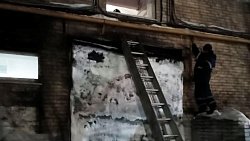 В Челябинске бетонный козырек подъезда рухнул под тяжестью снега