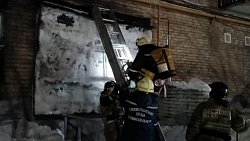 В Челябинске бетонный козырек подъезда рухнул под тяжестью снега