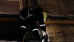 В Челябинске бетонный козырек подъезда рухнул под тяжестью снега