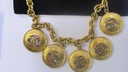 Таможенники задержали гражданку США, перевозившую в Челябинск люксовые вещи на 11 млн рублей