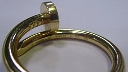 Таможенники задержали гражданку США, перевозившую в Челябинск люксовые вещи на 11 млн рублей