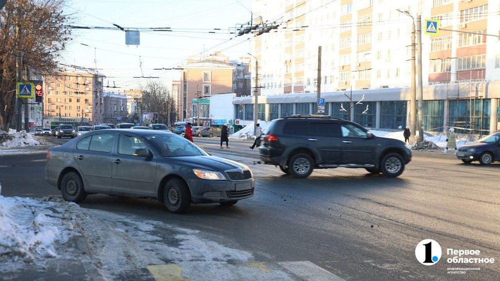 В Челябинске вычищают проезжую часть от снега