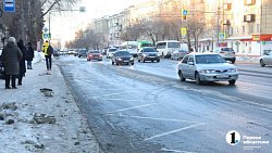 В Челябинске вычищают проезжую часть от снега