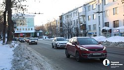 В Челябинске вычищают проезжую часть от снега