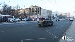 В Челябинске вычищают проезжую часть от снега