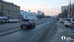 В Челябинске вычищают проезжую часть от снега