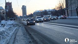 В Челябинске вычищают проезжую часть от снега