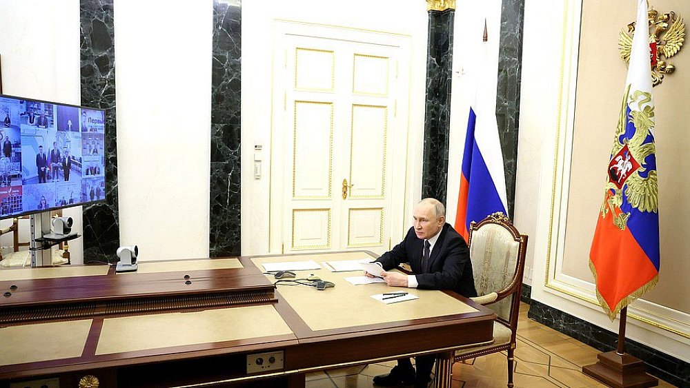 Президенту России в ходе совещания показали школу города Миасса