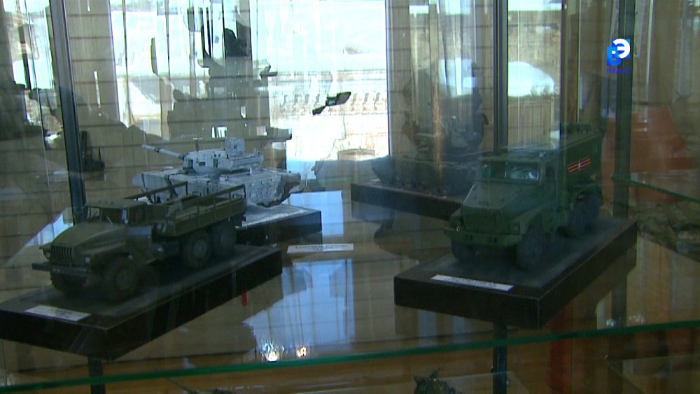 Миниатюрные танки ― на страже музейной выставки