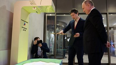 Владимиру Путину показали созданное в Челябинске обучающее оборудование для детей