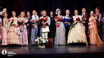 Солиста челябинской оперы Николая Глазкова поздравили с двумя юбилеями