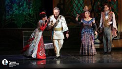 Солиста челябинской оперы Николая Глазкова поздравили с двумя юбилеями