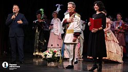 Солиста челябинской оперы Николая Глазкова поздравили с двумя юбилеями