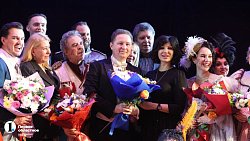 Солиста челябинской оперы Николая Глазкова поздравили с двумя юбилеями