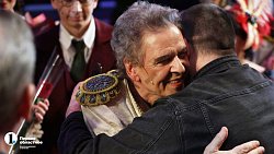 Солиста челябинской оперы Николая Глазкова поздравили с двумя юбилеями