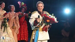 Солиста челябинской оперы Николая Глазкова поздравили с двумя юбилеями