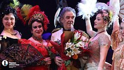 Солиста челябинской оперы Николая Глазкова поздравили с двумя юбилеями