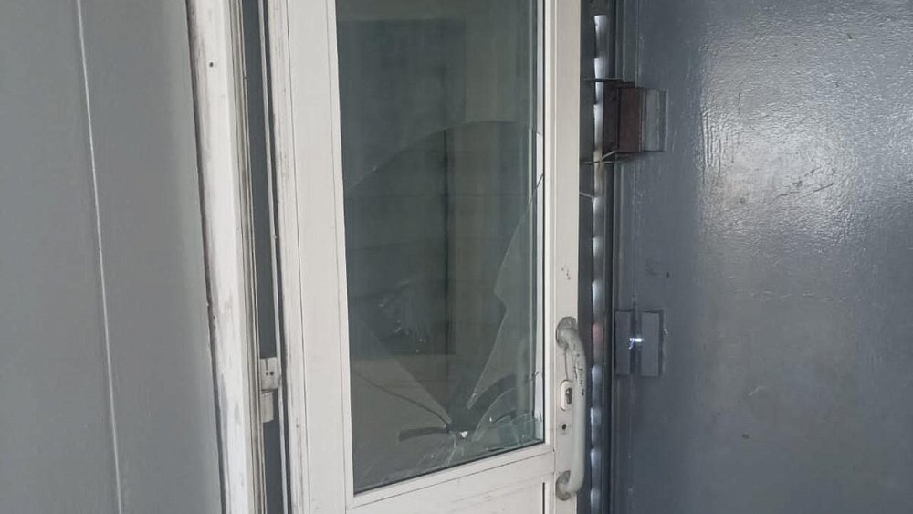 Подростки дважды разбили стекло двери на станции в Челябинской области