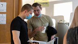 Пожарные, спасатели и росгвардейцы сдали кровь для больниц Челябинской области