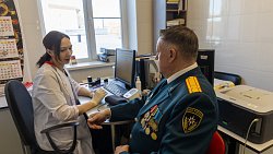 Пожарные, спасатели и росгвардейцы сдали кровь для больниц Челябинской области