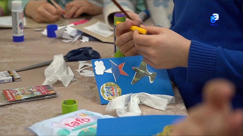 Школьники из ДК «Динамо» поздравляют бойцов с Днем защитника Отечества