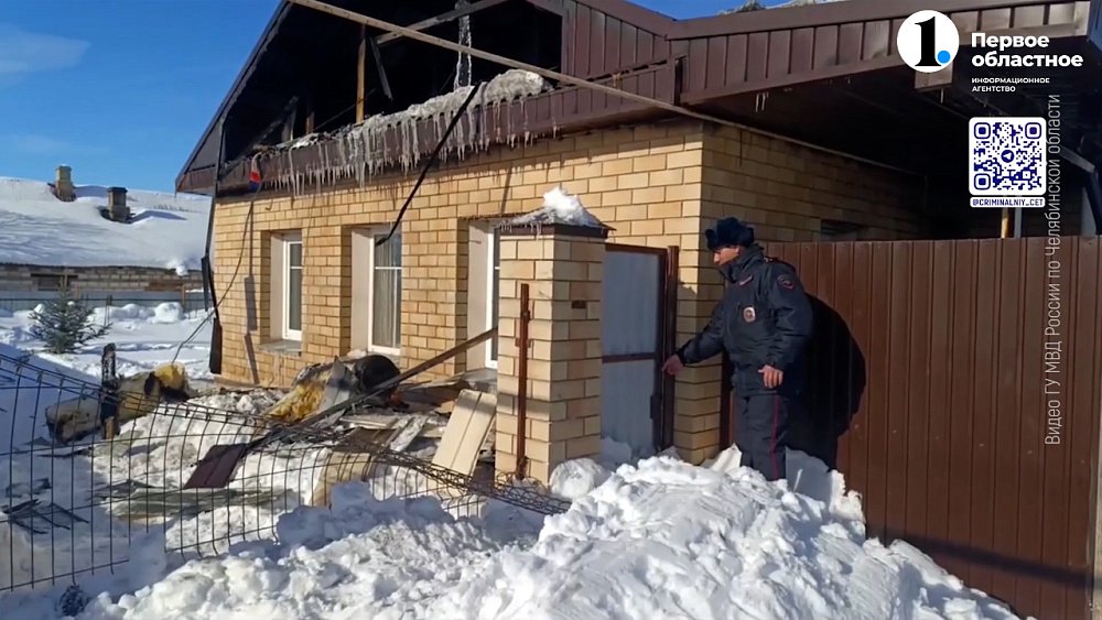 Участковый спас двух женщин на пожаре