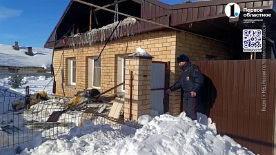 Участковый спас двух женщин на пожаре