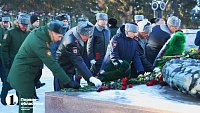 Челябинцы принесли цветы к Вечному огню