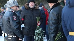 Челябинцы принесли цветы к Вечному огню