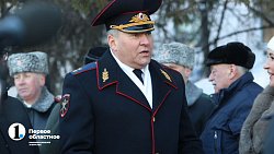 Челябинцы принесли цветы к Вечному огню