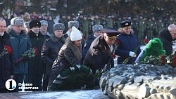 Челябинцы принесли цветы к Вечному огню