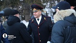 Челябинцы принесли цветы к Вечному огню