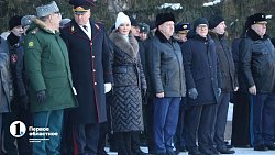 Челябинцы принесли цветы к Вечному огню