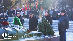 Челябинцы принесли цветы к Вечному огню