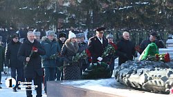 Челябинцы принесли цветы к Вечному огню