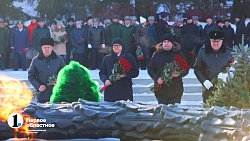 Челябинцы принесли цветы к Вечному огню