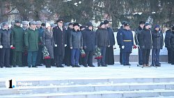 Челябинцы принесли цветы к Вечному огню