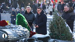 Челябинцы принесли цветы к Вечному огню