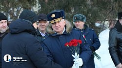 Челябинцы принесли цветы к Вечному огню