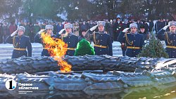 Челябинцы принесли цветы к Вечному огню