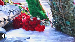 Челябинцы принесли цветы к Вечному огню