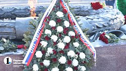 Челябинцы принесли цветы к Вечному огню
