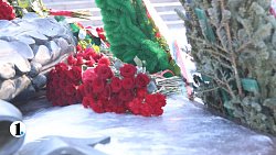 Челябинцы принесли цветы к Вечному огню