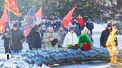 Челябинцы принесли цветы к Вечному огню