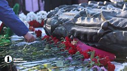 Челябинцы принесли цветы к Вечному огню