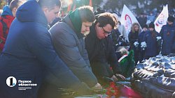 Челябинцы принесли цветы к Вечному огню