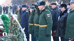 Челябинцы принесли цветы к Вечному огню