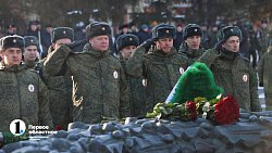 Челябинцы принесли цветы к Вечному огню