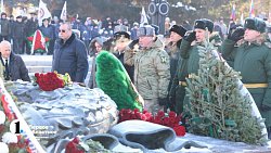 Челябинцы принесли цветы к Вечному огню