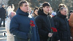 Челябинцы принесли цветы к Вечному огню